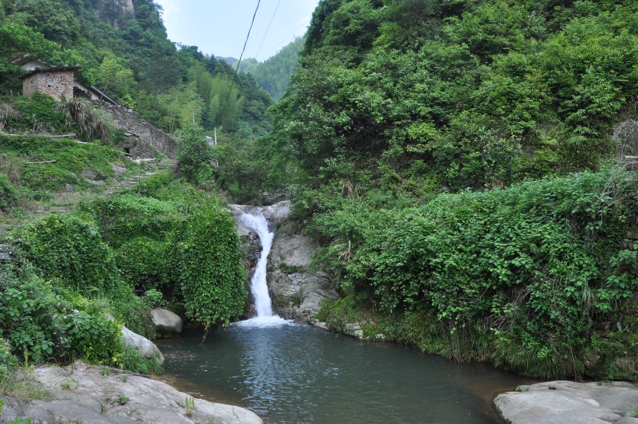 走进太湖 观光旅游 花亭湖景区      【龙潭】 寨内胡百万故居旁有一