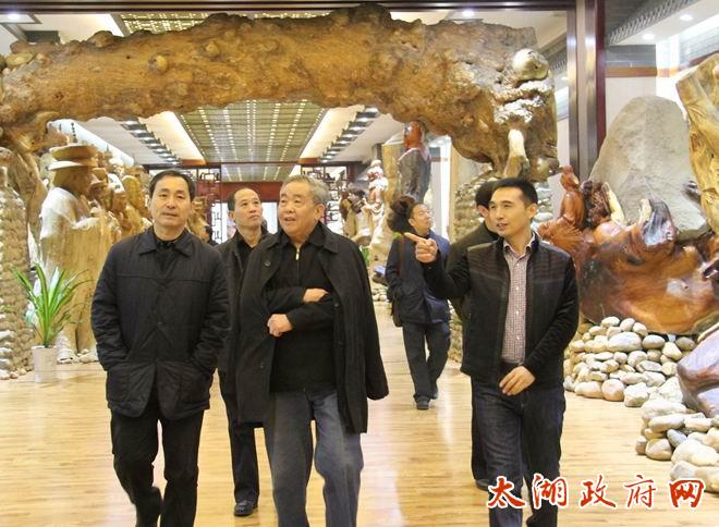 省人大常委会秘书长朱读稳,五千年文博园董事长朱林寿等随行陪同参观