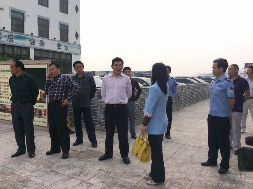 节日期间,交管部门要加强警力,严防死守,对重点路段进行交通管制,规范