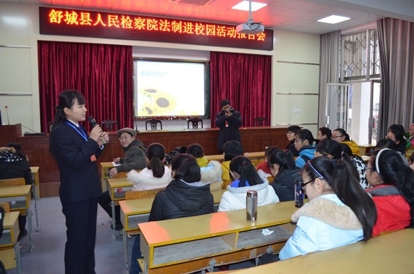 授课检察官与同学们互动.JPG