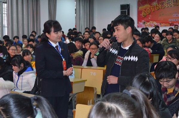 同学们与检察官积极交流.JPG