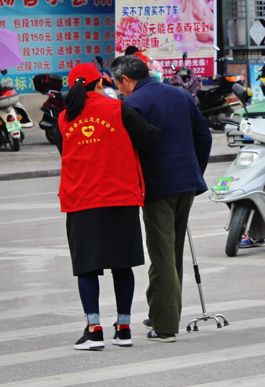 3月4日,我县龙山志愿者协会会员正在街头开展各类助人为乐活动纪念