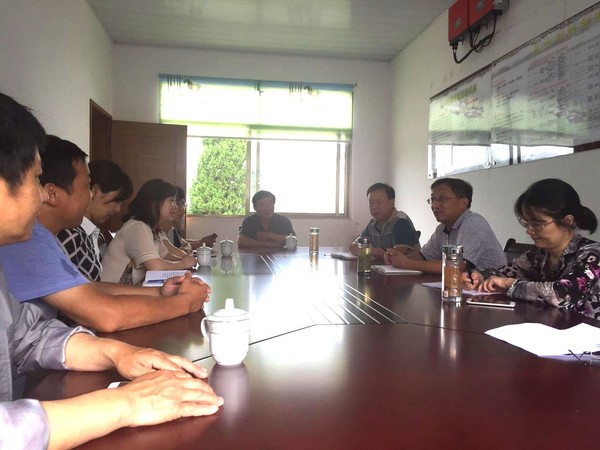 召开座谈会.jpg