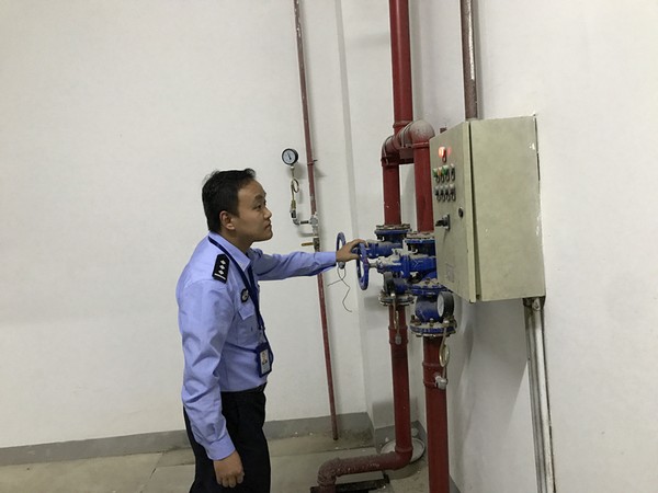 警务保障室开展中秋节日夜间机关大楼内部设施值巡活动.jpg