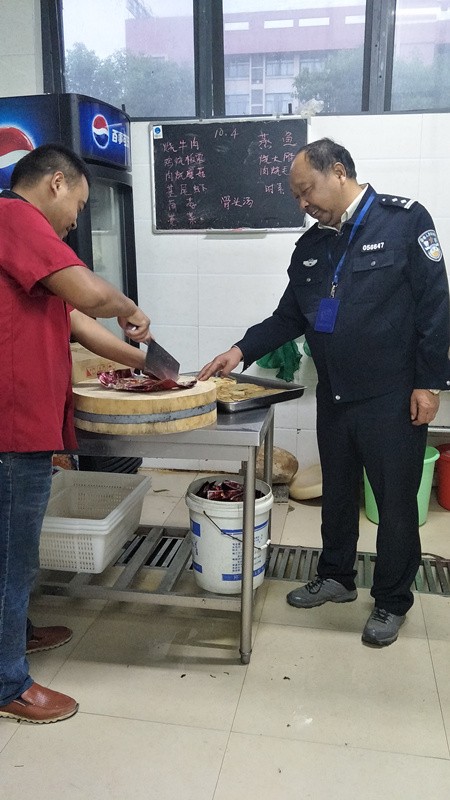 警务保障室强化节日食堂后勤保障.jpg