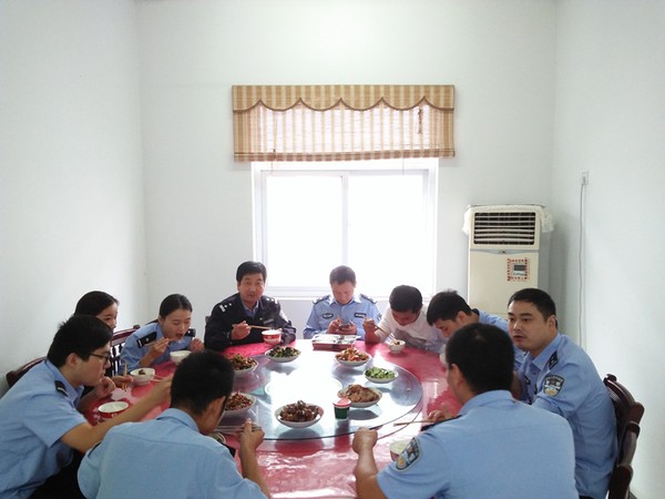 南港派出所民警辅警中秋出警间隙在食堂吃团圆饭.jpg