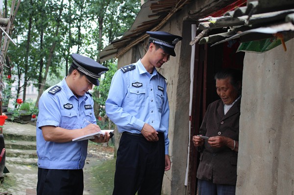 千人桥派出所社区民警中秋节当天入户提供便民服务.jpg