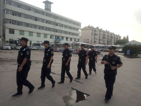 巡防大队队员中秋佳节在车站开展武装巡逻.jpg
