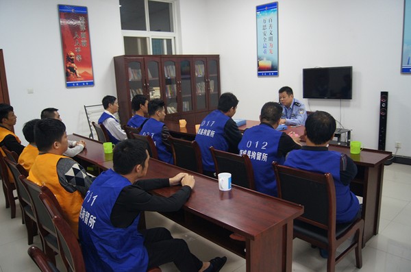 中秋佳节，县拘留所民警组织被拘留人上课.jpg