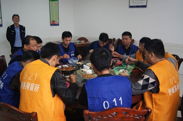 中秋佳节，县拘留所组织被拘留人集体加餐.jpg