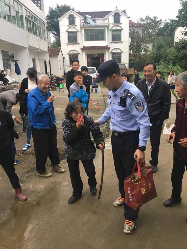 中秋节当天，阙店派出所救助一名走失老人，助其回家.jpg