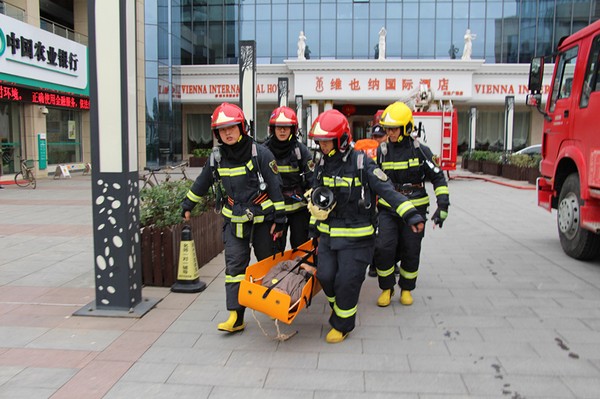 中秋节当天，县消防大队联合城中派出所、巡防大队、交管部门开展高层建筑演练1.jpg