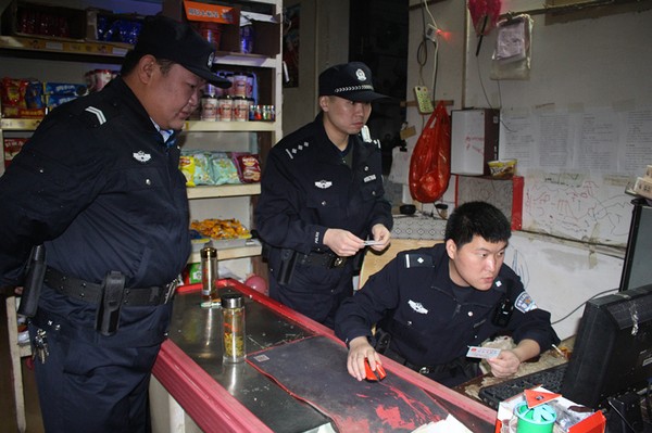 中秋节夜间，经侦大队和捆绑单位百神庙派出所冒雨联合开展巡逻查控1.jpg