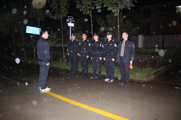 中秋节夜间，经侦大队和捆绑单位百神庙派出所冒雨联合开展巡逻查控2.jpg