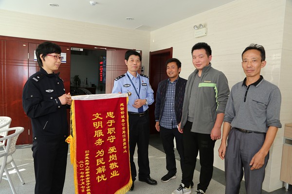 县局多警种协同联动全力救助一名走失耄耋老人.jpg