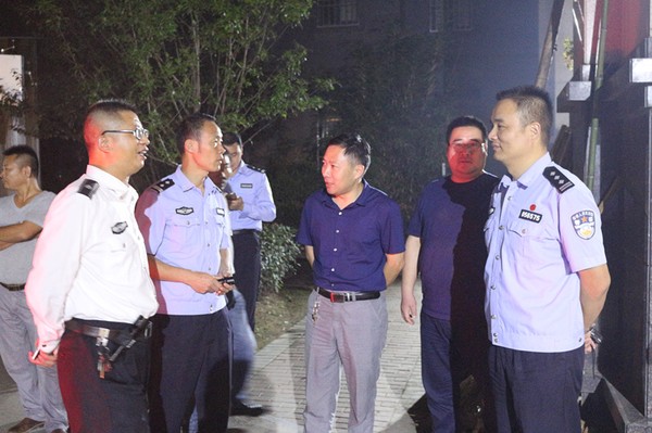 县政府办副主任、局党委副书记、副局长石康生夜查烟花爆竹限放首夜工作开展情况.jpg