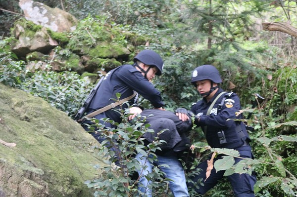 7 10月6日下午，我局组织巡防大队、交管大队、汤池派出所、河棚派出所等有关警种，在汤池镇龙眠山山域组织实施了一次应对突发事件紧急拉动实战演练，演练活动取得圆满成功。.jpg