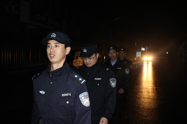 8国庆节以来，棠树派出所组织民警每晚对辖区的重要部位和重点区域开展巡逻.jpg