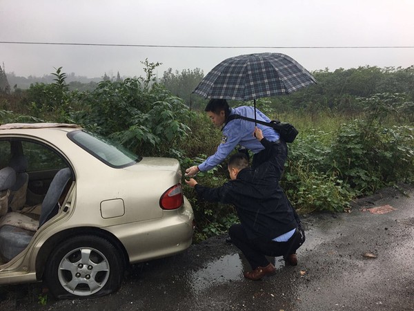 10  10月5日上午，为及时固定证据，刑侦大队与城南派出所民警冒雨勘查被盗车辆案件现场。.jpg