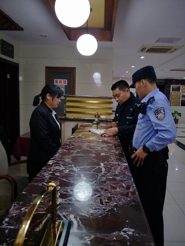 2阙店派出所负责同志开展旅店业检查.jpg