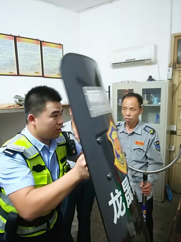 4晓天派出所民警在晓天中学，开展保安安全防范培训工作.jpg