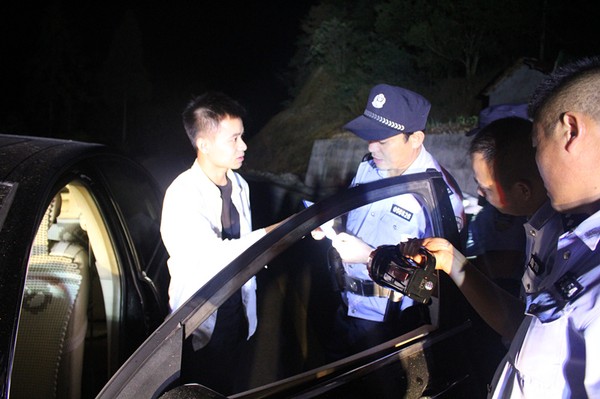 5庐镇派出所负责同志夜间巡控盘查可疑车辆.jpg