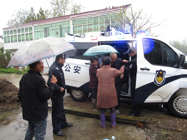 5  2017年10月16日下午，张母桥所民警街群众报警称有一老人找不到回家，民警前往现场后经多方打听获知老人为金安区石桥镇人，随后民警冒雨将老人送回其家人手中.jpg