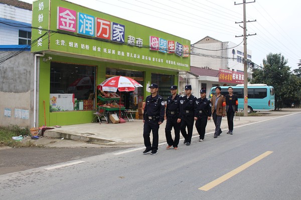3柏林派出所带领治安积极分子巡逻.jpg