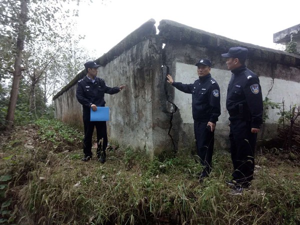 7张母桥所民警对辖区人员较为密集的医院、学校、敬老院及“九小场所”开展消防安全检查.jpg