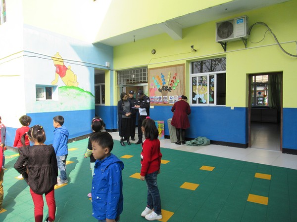 8张母桥所民警对辖区人员较为密集的医院、学校、敬老院及“九小场所”开展消防安全检查.jpg