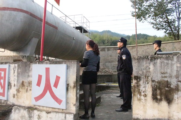 9 10月17日，五显所对辖区涉危单位液化气站进行安全检查.jpg