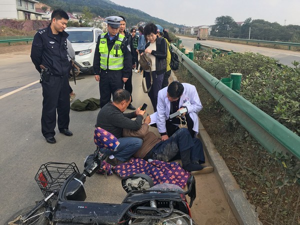 10 10月18日上午，五显所民警在巡逻时救助因交通事故受伤的71岁老人方某.jpg