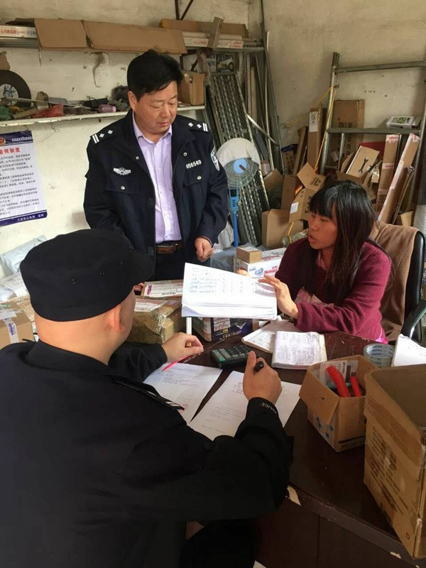 13  10月22日中午城南派出所对辖区内寄递业突击检查。针对检查中发现的问题责令立即整改。.jpg