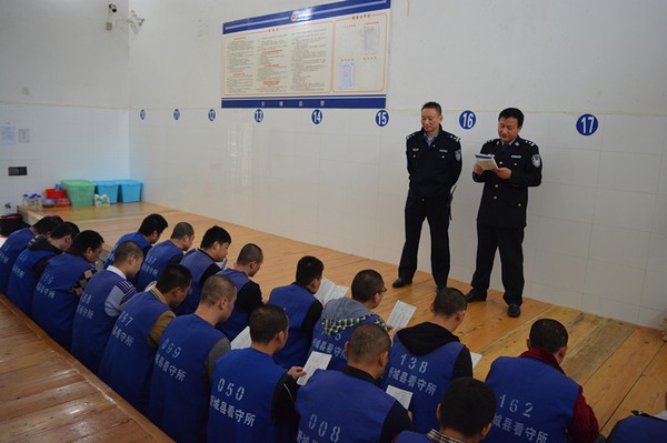 3县看守所民警对在押人员进行教育学习.jpg