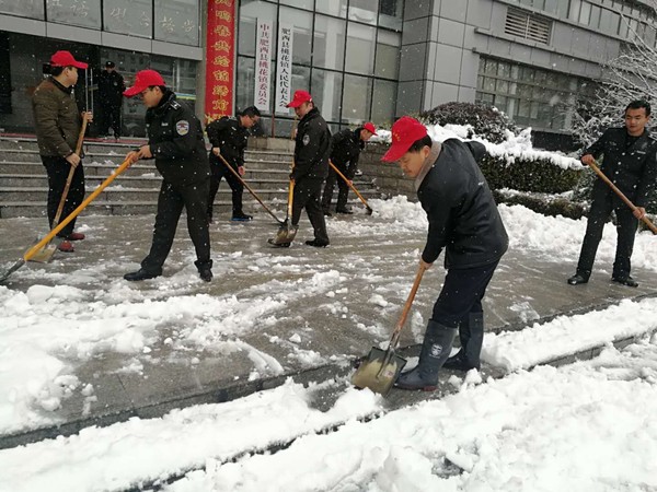 桃花镇志愿者开展义务扫雪活动1.jpg