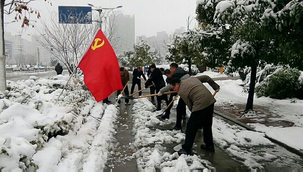 县司法局积极组织干警开展清雪活动.jpg