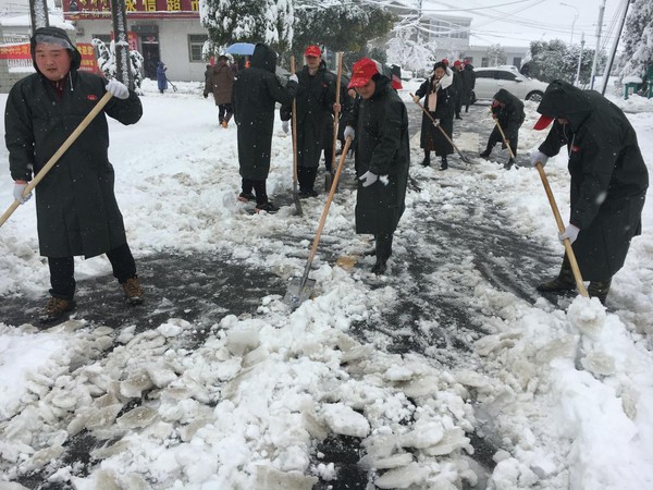 高店乡组织志愿者清理道路积雪.png