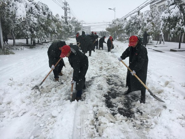高店乡组织志愿者清理道路积雪1.png