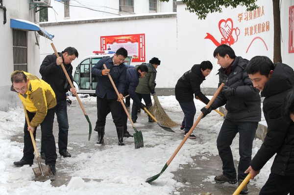 全县各单位党员干部迎战暴雪、铲雪除冰在行动