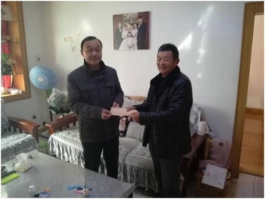2.8市建管局春节前夕走访慰问退休干部职工.jpg