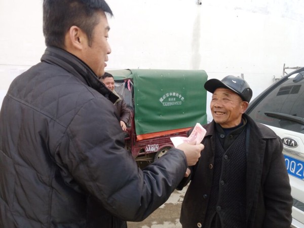 2.8市住房城乡建委领导慰问结对帮扶贫困户3.jpg