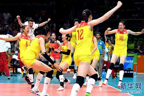 　这是2016年8月20日，中国女排队员庆祝夺得2016年里约奥运会女子排球冠军。中国队在决赛中以3比1战胜塞尔维亚队，摘得金牌。.jpg