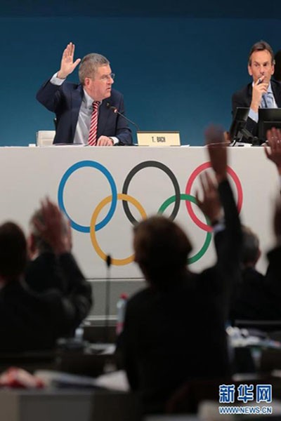 　这是2014年12月8日，国际奥委会第127次全会于摩纳哥通过主席巴赫提出的《奥林匹克2020议程》40条改革方案。图为国际奥委会第127次全会表决现场。 新华社发（国际奥委会通联照片）.jpg