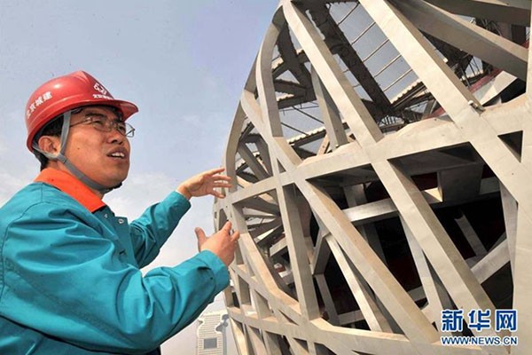 　这是2008年4月11日，北京城建集团国家体育场工程总承包部总工程师李久林在“鸟巢”施工现场.jpg