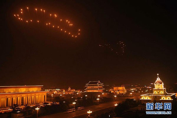 　这是2008年8月8日拍摄的天安门广场上空燃放的北京奥运会开幕式焰火《历史足迹》上的“脚印”。.jpg