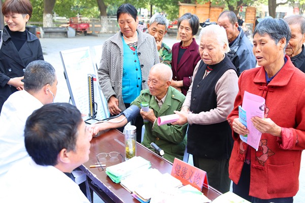 三河镇开展“国家扶贫日”社会宣传_副本.jpg