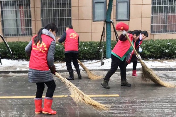 花岗镇党员干部清理积雪_副本.jpg