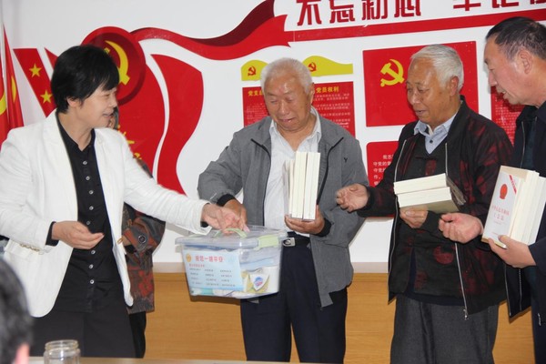 太和县总工会党支部为老党员赠送书籍