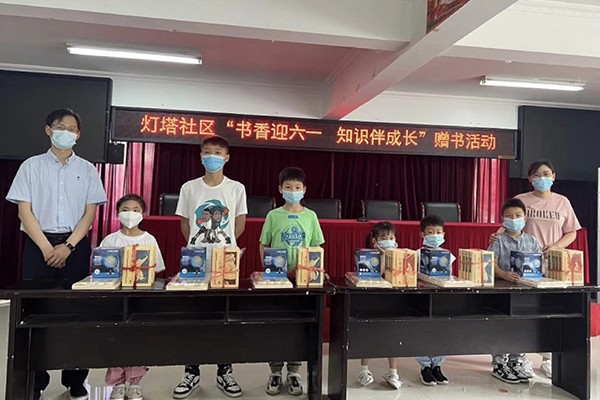 县委编办赴上派镇灯塔社区开展主题党日活动.jpg