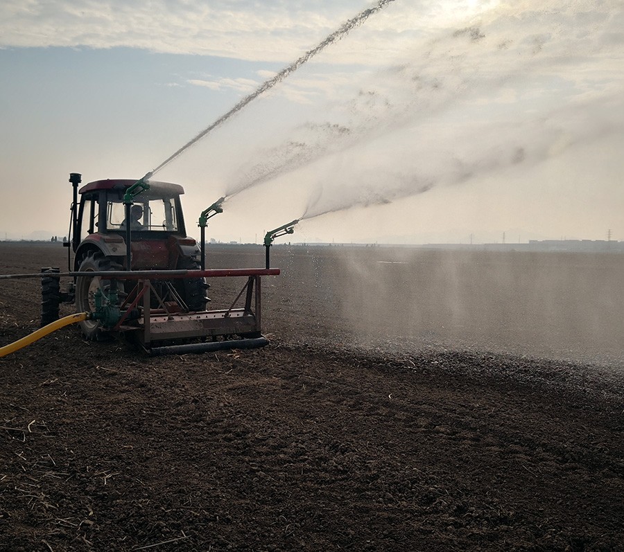 10.30第二农业分公司“主动抗旱，灌溉补墒”照片1.jpg